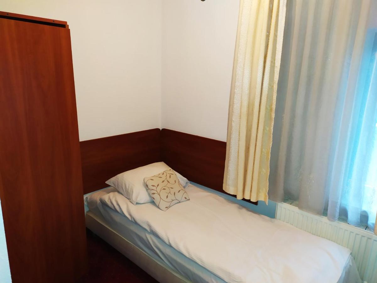 Gosciniec Czarci Mlyn Bed & Breakfast Bedzin Exterior photo